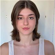 Soy una estudiante de derecho altamente disciplinada y responsable, con una pasión por la enseñanza y habilidad con el público